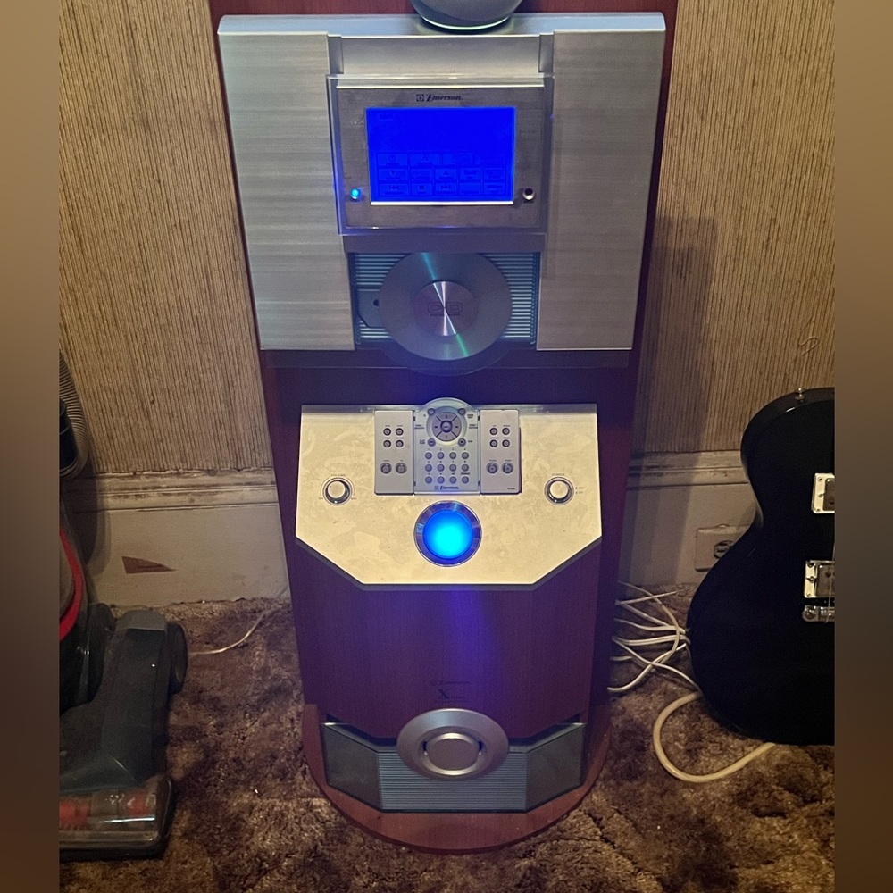 Emerson Stereo System w/2 Speakers